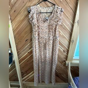 Beautiful lace/floral Maxi dress- Size Medium 🪴